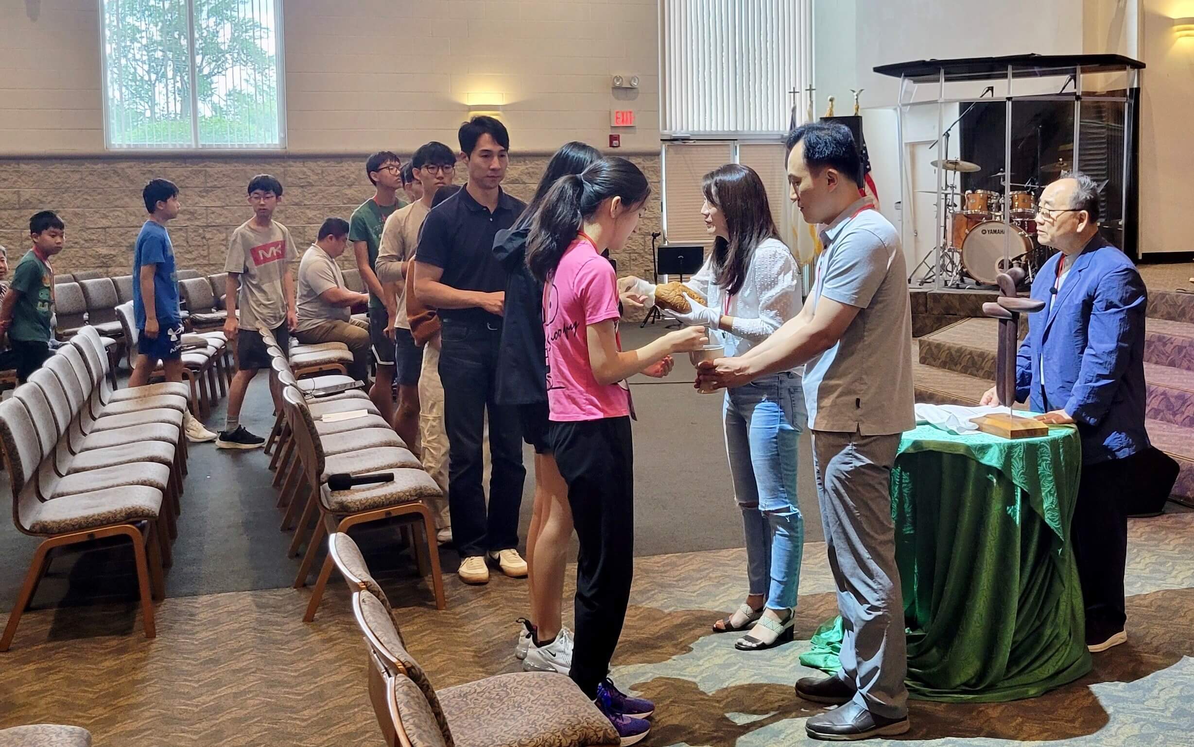 이훈경 중북부 선교감리사(뒤쪽)가 성만찬을 집례하고, 새로 파송을 받은 유진경 목사(브루클린 커뮤니티교회, 위스컨신 연회)와 김상엽 목사(제자교회, 인디애나 연회)가 성찬을 분급하고 있다. 사진 제공, 신호진 목사, 중북부지역 한인총회.
