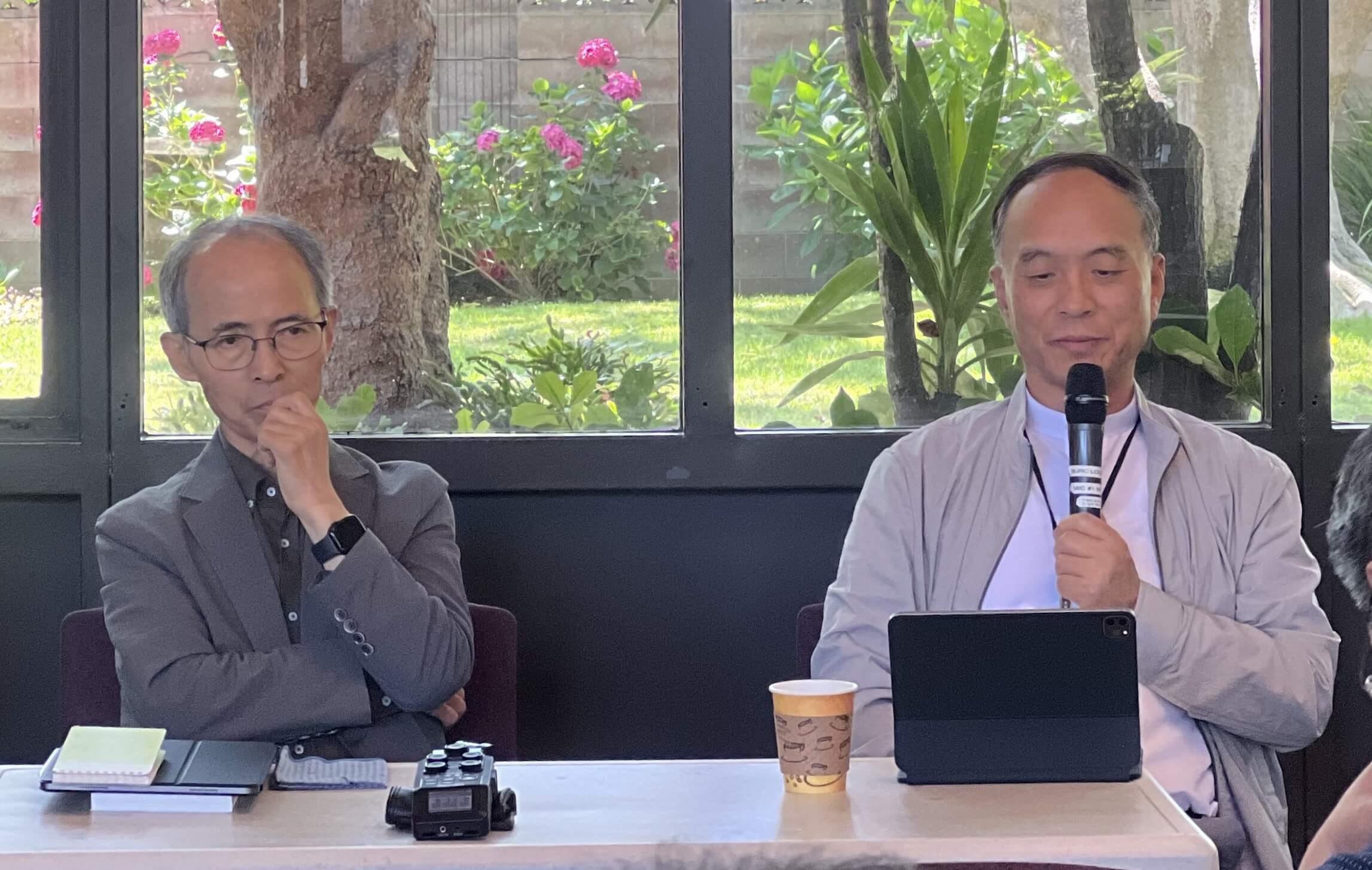 <설교자의 글쓰기>라는 주제로 7월 15일부터 17일까지 캘리포니아주 팔로스 버데즈(Palos Verdes)에서 열린 연합감리교회 신학생/목회자 컨퍼런스에서 김기석 목사와 김영봉 목사가 참석자들과 대화를 나누고 있다. 사진 제공, 이승필 목사.