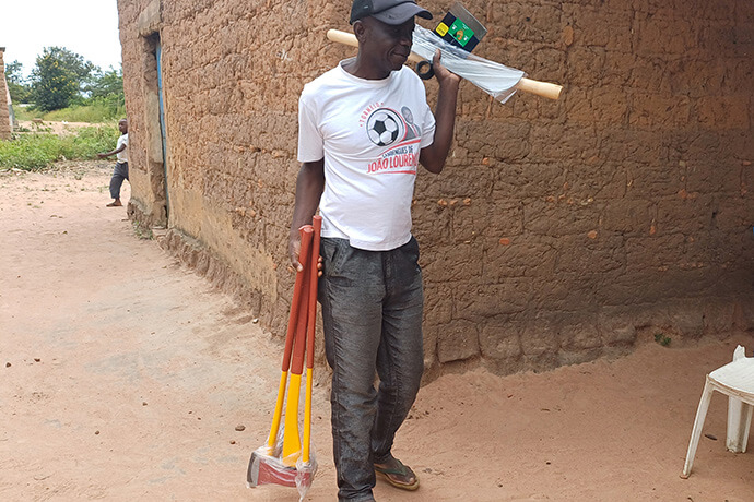 O soba Costa Cassanje de Kimbamba ajuda trazendo materias para produção agrícola para o ponto de distribuição. Kimbamba, Malanje. Foto de João Nhanga.