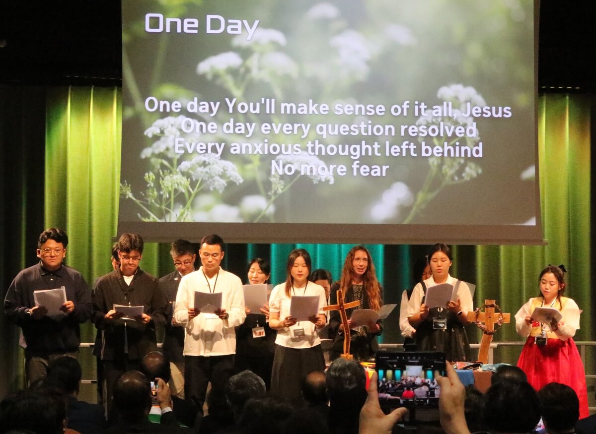 스웨덴 예테보리에서 열린 세계감리교대회 중 8월 15일에 열린 <한반도 평화의 밤> 행사에서, 각국에서 온 세계감리교 청년들이 함께 노래를 부르고 있다. 사진, 김응선 목사, 연합감리교뉴스. 