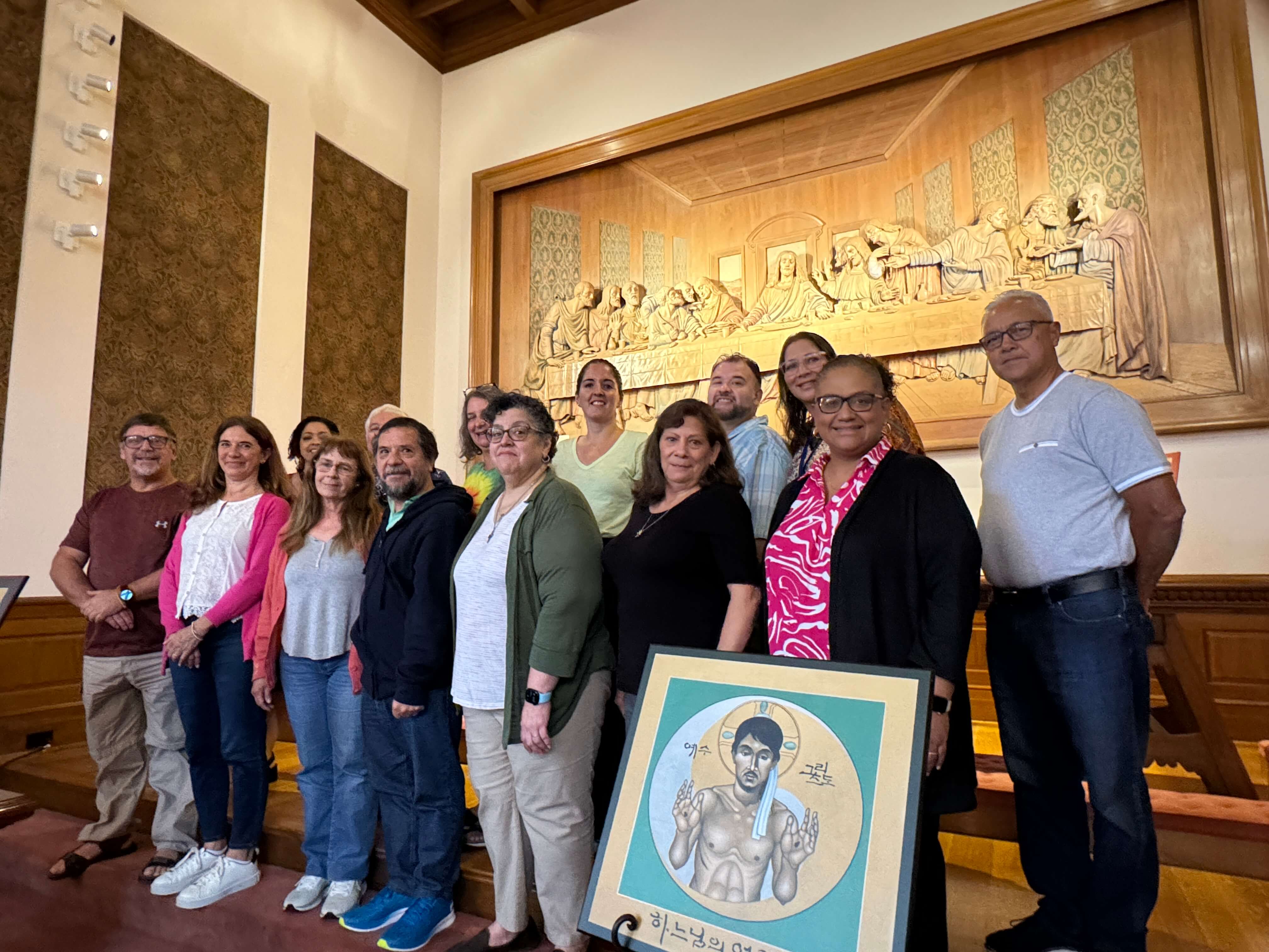 El grupo visitó la capilla de El Aposento Alto, ubicada en el Edificio de los Ministerios de Discipulado de La Iglesia Metodista Unida en la ciudad de Nashville, Tennessee. De izquierda a derecha en primera fila: Rev. Gerardo Oberman miembro fundador de Red Crearte (Iglesias Reformadas en Argentina), Laura D’Angiola miembro fundador de Red Crearte (Iglesia Evangélica Metodista de Argentina), Ruth Schneider (Iglesia Evangélica Metodista de Argentina), Profesor Horacio Vivares miembro fundador de Red Crearte (Iglesia Evangélica Metodista de Argentina), Rvda. Marissa Galván (Iglesia Presbiteriana E.U.A.), Dra. Diana Sanchez-Busheng (Iglesia Metodista Unida-Ministerios de Discipulado), Revda. Marielis Barreto (Iglesia Presbiteriana E.U.A.- Pto. Rico). De izquierda a derecha en la segunda fila: Liliana Rodríguez (Iglesia Evangélica Luterana de América), Miguel González (Iglesia Evangélica Luterana de América), Revda. Melissa González (Iglesia Evangélica Luterana de América), Ximena Ulloa Montemayor (Red de Bautistas por la Paz), Rev. Dan González (Iglesia Presbiteriana E.U.A.), Revda. Lilia Ramírez (Iglesia Metodista Unida-Aposento Alto) y Willy Barreto (Iglesia Presbiteriana E.U.A. - Pto. Rico). Foto Rev. Gustavo Vasquez, Noticias MU.