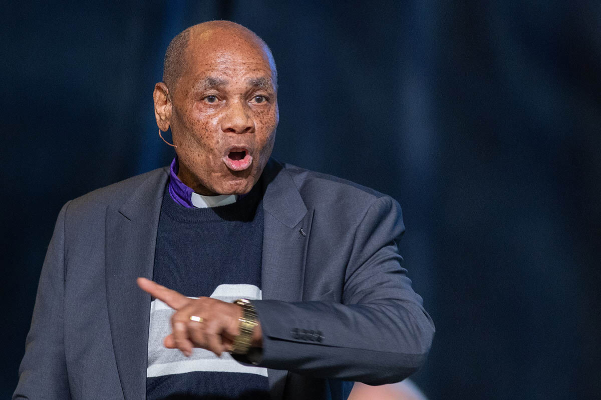 O Bispo da Área Episcopal do Zimbábue, Eben K. Nhiwatiwa, prega durante a Conferência Geral Metodista Unida de 2024 em Charlotte, N.C. Nhiwatiwa faz parte de uma equipe episcopal designada para servir a Área Episcopal da Nigéria até o final do ano. Foto de Mike DuBose, Noticias da MU.