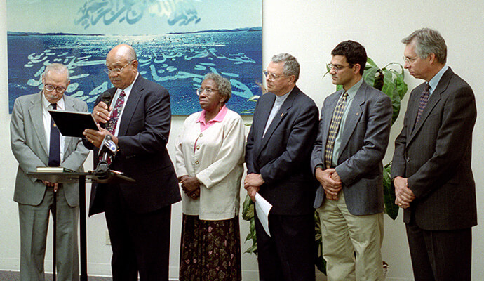 Le révérend Bruce Robbins (à droite) se joint à d'autres méthodistes unis et à des membres de deux groupes musulmans pour publier une déclaration commune affirmant un "engagement commun à vivre ensemble, sous Dieu, dans l'unité du respect mutuel et de la compassion", lors d'une visite en 2001 au Centre Islamique de Californie du Sud à Los Angeles, à la suite des attentats terroristes du 11 septembre. M. Robbins a été secrétaire général de la Commission Méthodiste Unie pour l'Unité des Chrétiens et les Questions Interreligieuses. De gauche à droite : Hassan Hathout, l'un des fondateurs du centre ; l'évêque méthodiste uni Melvin Talbert ; Shirley Readdean, membre de la commission ; l'évêque méthodiste uni Fritz Mutti ; Salam Al-Marayati, directeur du Conseil des Affaires Publiques Musulmanes ; et Robbins. Photo d'archive par Mike DuBose, UM News.