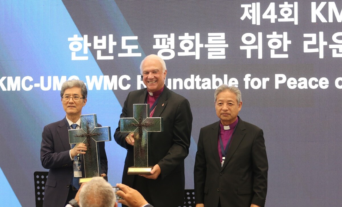 2023년 8월 28일 서울에서 열린 <한반도 평화를 위한 원탁회의>에서 기독교대한감리회 이철 감독회장((오른쪽)이 당시 세계감리교협의회 회장이었던 박종천 박사와 당시 연합감리교회 토마스 비커튼 총감독회장에게 유리와 휴전선 철조망으로 만든 십자가를 전달하고 있다. 사진, 김응선 목사, 연합감리교뉴스.