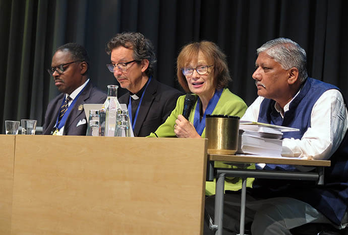 L'Évêque Méthodiste Unie Debra Wallace-Padgett, nouvellement élue présidente du Conseil Méthodiste Mondial, dirige une réunion des délégués du Conseil le 18 août, après la conclusion de la Conférence Méthodiste Mondiale à Göteborg, en Suède. Assis à côté de Wallace-Padgett, on trouve (de gauche à droite) le révérend Myron Howie de l'Eglise Épiscopale Méthodiste Africaine et le nouveau trésorier du Conseil, le révérend Dr Reynaldo Leão Neto de l'Eglise Méthodiste de Grande-Bretagne et le nouveau Secrétaire Général du Conseil, et Joshua Rathnam de l'Eglise de l'Inde du Nord et le nouveau viceprésident du Conseil. Photo par Heather Hahn, UM News.