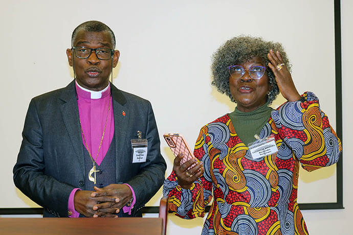 O bispo de Angola Oeste, Gaspar J. Domingos, e a sua esposa, a Reverenda Lucrecia M. Domingos, cantam uma canção de adoração durante o retiro dos Colégios dos Bispos de África, de 2 a 5 de Setembro, em Mutare, Zimbabué. Foto de Eveline Chikwanah, Notícias da MU.