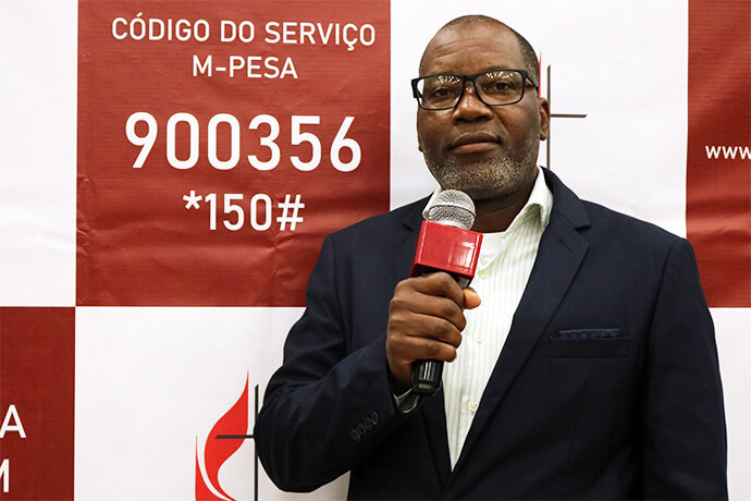 Armindo Venancio Mapoissa, presidente do grupo de trabalho de doações online da Área Episcopal de Moçambique, fala durante o evento de lançamento do Projecto de Avanço Local em 31 de Julho na Igreja Metodista Unida de Malanga em Maputo, Moçambique. A plataforma online permite que os membros da igreja doem fundos para apoiar iniciativas locais. Foto de Roque Facela.