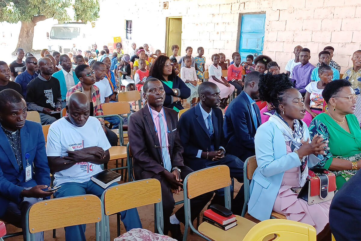 Membros de diversos distritos e fieis evangelizados cultuam na cozinha comunitária do Luquembo. Luquembo, foto de João Nhanga.