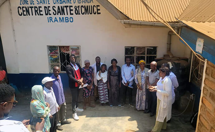 No Centre de Santé Irambo em Bukavu, Congo, a Dra. Marie-Claire Manafundu (à direita), coordenadora do programa de Saúde Materna, Neonatal e Infantil da Igreja Metodista Unida no leste do Congo, fala aos trabalhadores de saúde Metodistas Unidos sobre amamentação. Os retransmissores comunitários levam depois essa informação às aldeias locais para aumentar a consciencialização. Foto de Chadrack Tambwe Londe, Notícias da MU.