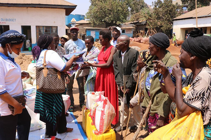 Rose Nabintu offre des pagnes aux survivants handicapés des incendies de Bukavu au Congo. Les bénéficiaires de plusieurs confessions ont exprimé leur gratitude à l'Eglise Méthodiste Unie. Photo par Philippe Kituka Lolonga, UM News.