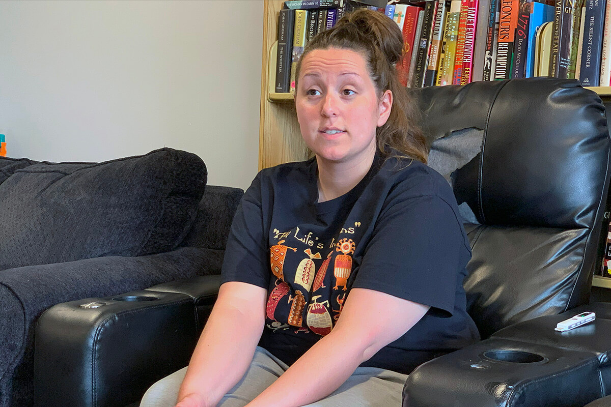 Haleign Baker disse que perdeu quase tudo, incluindo sua filha, por causa do vício em pílulas e álcool. Morar na Dove Recovery House for Women em Indianápolis lhe deu esperança para o futuro. Foto de Joey Butler, Notícias MU.