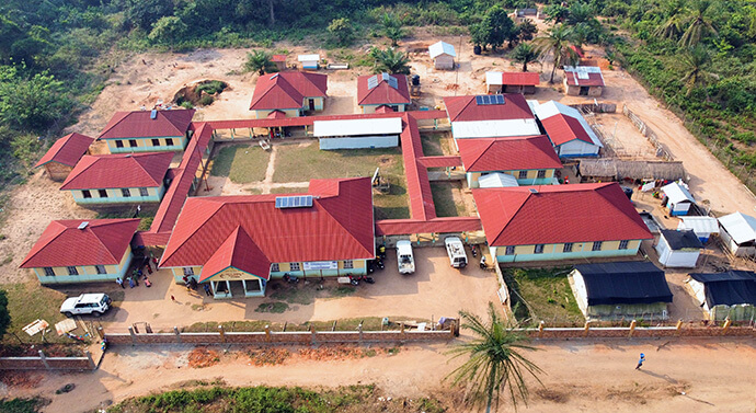 Vue de l'Hôpital Général de Tunda, un Établissement Médical Méthodiste Uni à Tunda, au Congo. Le United Methodist Board of Global Ministries (Conseil Méthodiste Uni des Ministère Mondiaux) a contribué pour près de 700 000 dollars à la construction d'un nouveau bâtiment et à l'ajout d'équipements. Photo par Chadrack Tambwe Londe, UM News.