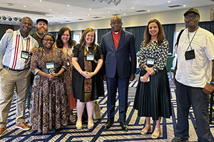 De gauche à droite, Pacome Nguessan, Matt Crum, Priscilla Muzerengwa, Jennifer Rodia, Ashley Gish, l'évêque de la région du Nord Katanga Mande Muyombo, Poonam Patodia et Chilima Karima célèbrent ensemble la fin de la formation sur la régionalisation. Tous les participants, sauf l'évêque, travaillent pour United Methodist Communications. Photo avec l'aimable autorisation de United Methodist Communications.