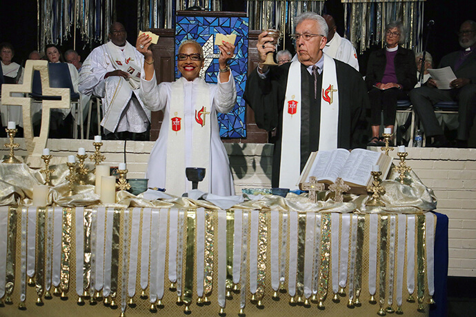 La présidente du Conseil des Évêques, Tracy S. Malone (à gauche) et l'évêque désigné Ruben Saenz Jr. célèbrent la Sainte Communion lors du service commémoratif des évêques le 3 novembre, dimanche de la Toussaint, au centre de conférence Epworth by the Sea à St Simons Island, en Géorgie. Mme Malone préside sa première réunion du Conseil des Évêques depuis sa prise de fonction en mai. Les évêques espèrent guider l'Église Méthodiste Unie dans ses efforts pour se débarrasser de l'acrimonie passée et maintenir l'unité à travers de multiples nations, cultures et perspectives théologiques. Photo de Rick Wolcott, Conseil des Évêques.