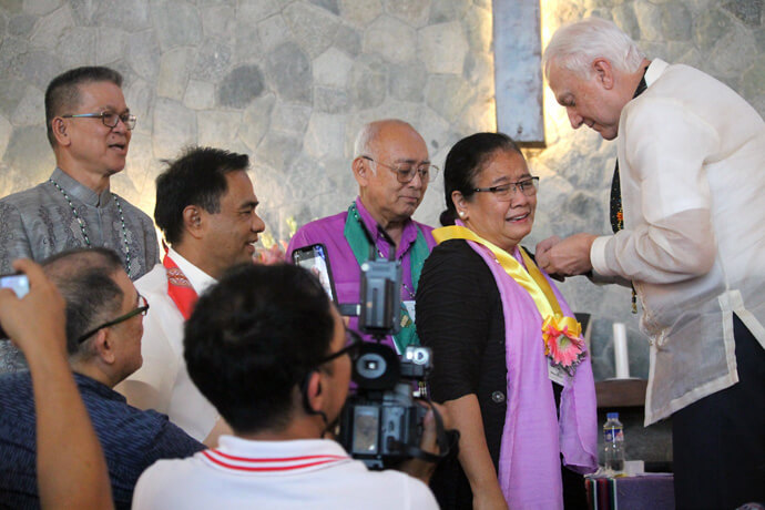 A recém-eleita Bispa Ruby-Nell Estrella, a primeira mulher eleita bispa nas Filipinas, recebe seu alfinete episcopal do Bispo Thomas J. Bickerton (à direita) durante a Conferência Central das Filipinas em 2022. As conferências centrais nas Filipinas, África e Europa planificam realizar eleições para bispos nos próximos meses. Estrella e seus companheiros bispos Filipinos enfrentam a reeleição quando a Conferência Central das Filipinas se reunir de 18 a 22 de Novembro. Foto de Gladys P. Mangiduyos, Noticias da MU.