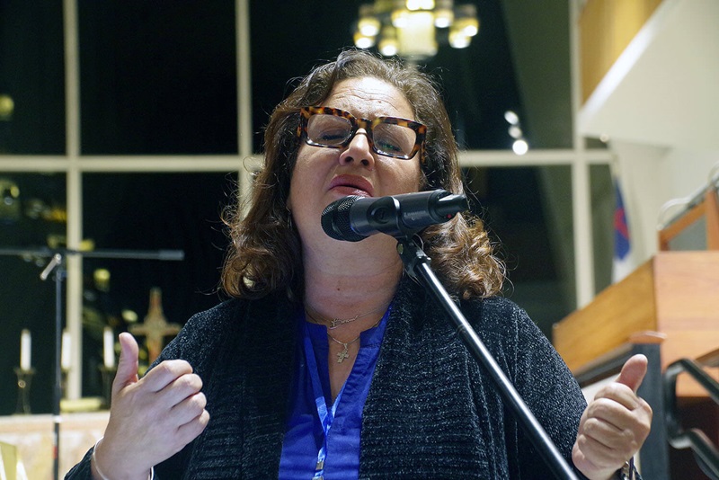La Rvda. Lydia Muñoz, Directora del Plan para los Ministerios Hispano-Latinos de La Iglesia Metodista Unida, fue una de las líderes de la liturgia durante el culto de apertura de la asamblea de MARCHA 2024.