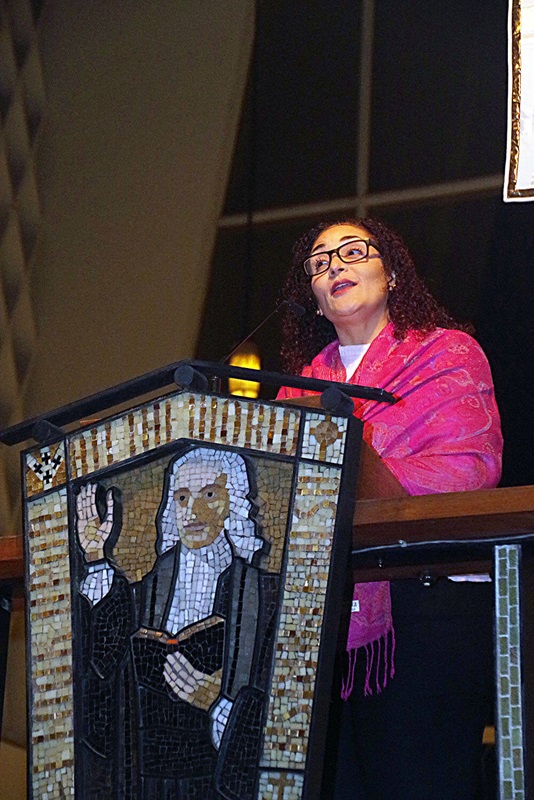 La Dra. Ilia Vázquez, líder laica de la Iglesia Metodista de Puerto Rico, durante el culto inicial de MARCHA 2024, llevado a cabo en la Primera Iglesia Metodista Unida de la ciudad de San Diego en California.