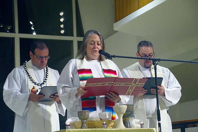 Obispo Héctor Burgos (izquierda), Obispa Dottie Escobedo-Frank (centro) y el Rev. Giovanni Arroyo (derecha) ministraron la comunión durante el servicio inicial.