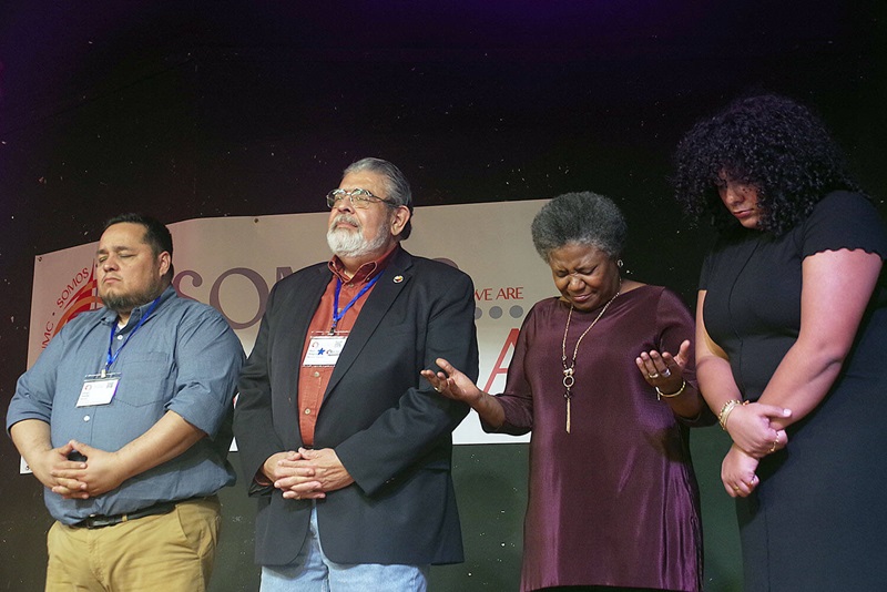 De izquierda a derecha: Efraín Zavala, Raúl Alegría, Jackeline Vives y Yolanda Santiago recibiendo la bendición de la asamblea para desempeñar su trabajo como parte del lidera del MARCHA. (