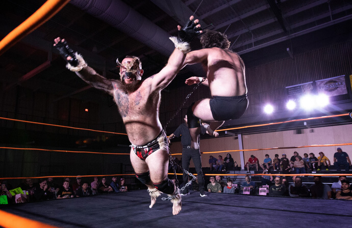 Los luchadores profesionales The Mongrel y Mad Dog Connelly vuelan por el aire durante un encuentro celebrado el 2 de noviembre en el Centro de Eventos de Priceville, Alabama. Están unidos entre sí mediante un trozo de cadena en lo que se conoce como “collar de perro”. 