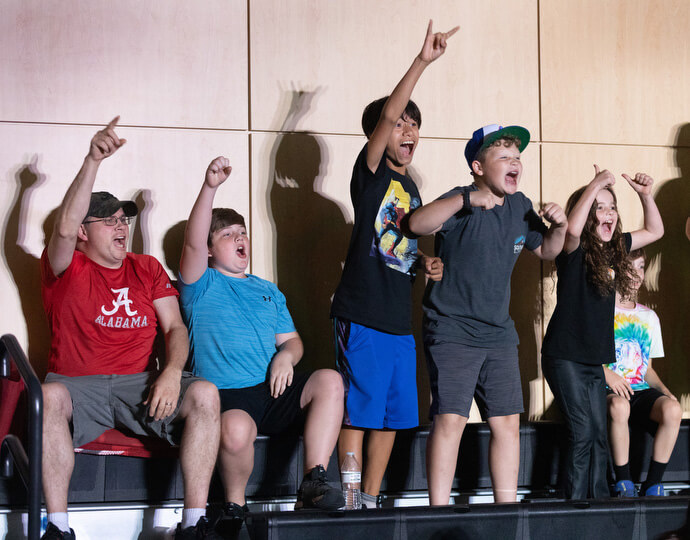 Jóvenes fanáticos/as aplauden durante un evento de New South Pro Wrestling celebrado el 2 de noviembre en el Centro de Eventos de Priceville, Alabama. 