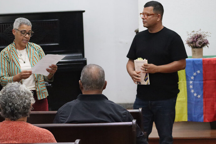 Telma Martins conduz o evento de divulgação do livro Metodistas Acolhem e Cuidam na Universidade Metodista de São Paulo, Umesp, no dia 22 de novembro. Foto de Sara de Paula para Notícias MU. 