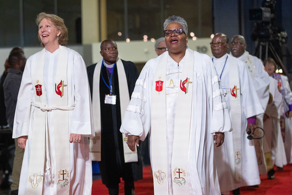 Une procession d'Évêques Méthodistes Unis conduit le culte d'ouverture de la Conférence Générale Méthodiste Unie de 2024 à Charlotte, en Caroline du Nord. À la demande des Évêques, le Conseil Général des Finances et de l'Administration a approuvé un plan de dépenses pour 2025 qui ne prévoit pas d'augmentation pour les dirigeants épiscopaux. Photo par Mike DuBose, UM News.