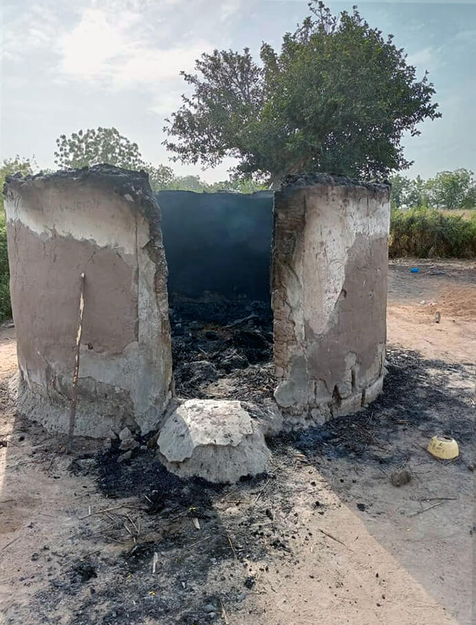 Une maison incendiée à Munga Dosso, dans l'État de Taraba, fait partie des nombreuses maisons endommagées lors des affrontements entre les membres des Églises Méthodiste Unie et Méthodiste Mondiale. Deux enfants, âgés de 4 et 2 ans, ont été tués lors des attaques de décembre. Photo avec l'aimable autorisation de l'Évêque John Schol.