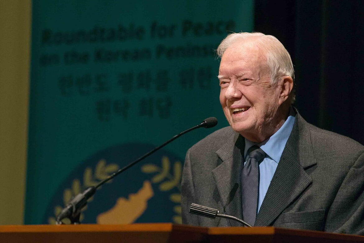 L'ancien président Jimmy Carter accueille les délégués à la Table Ronde pour la paix dans la péninsule coréenne au Carter Center à Atlanta en 2018. L'événement était organisé par le Conseil Méthodiste Uni des Ministères Mondiaux. Jimmy Carter est décédé le 29 décembre à son domicile de Plains, en Géorgie. Il avait 100 ans. Photo par Mike DuBose, UM News.