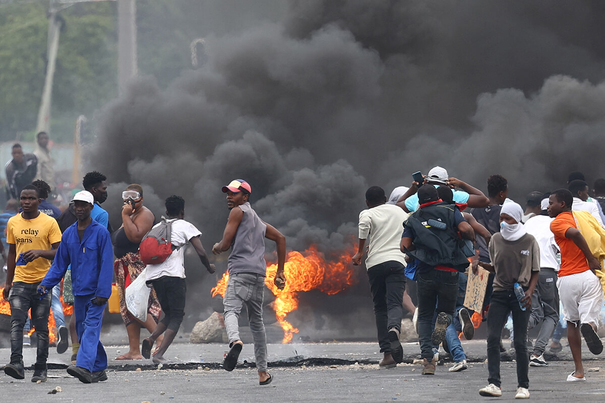 Manifestantes fogem da polícia durante uma "paralisação nacional" contra o resultado das eleições no Bairro de Luis Cabral, em Maputo, Moçambique, a 7 de Novembro de 2024. Os protestos mortais continuaram depois de o Conselho Constitucional de Moçambique ter confirmado, em Dezembro, a vitória do candidato do partido no poder. A agitação política também perturbou as actividades da Igreja Metodista Unida no país. REUTERS/Siphiwe Sibeko.