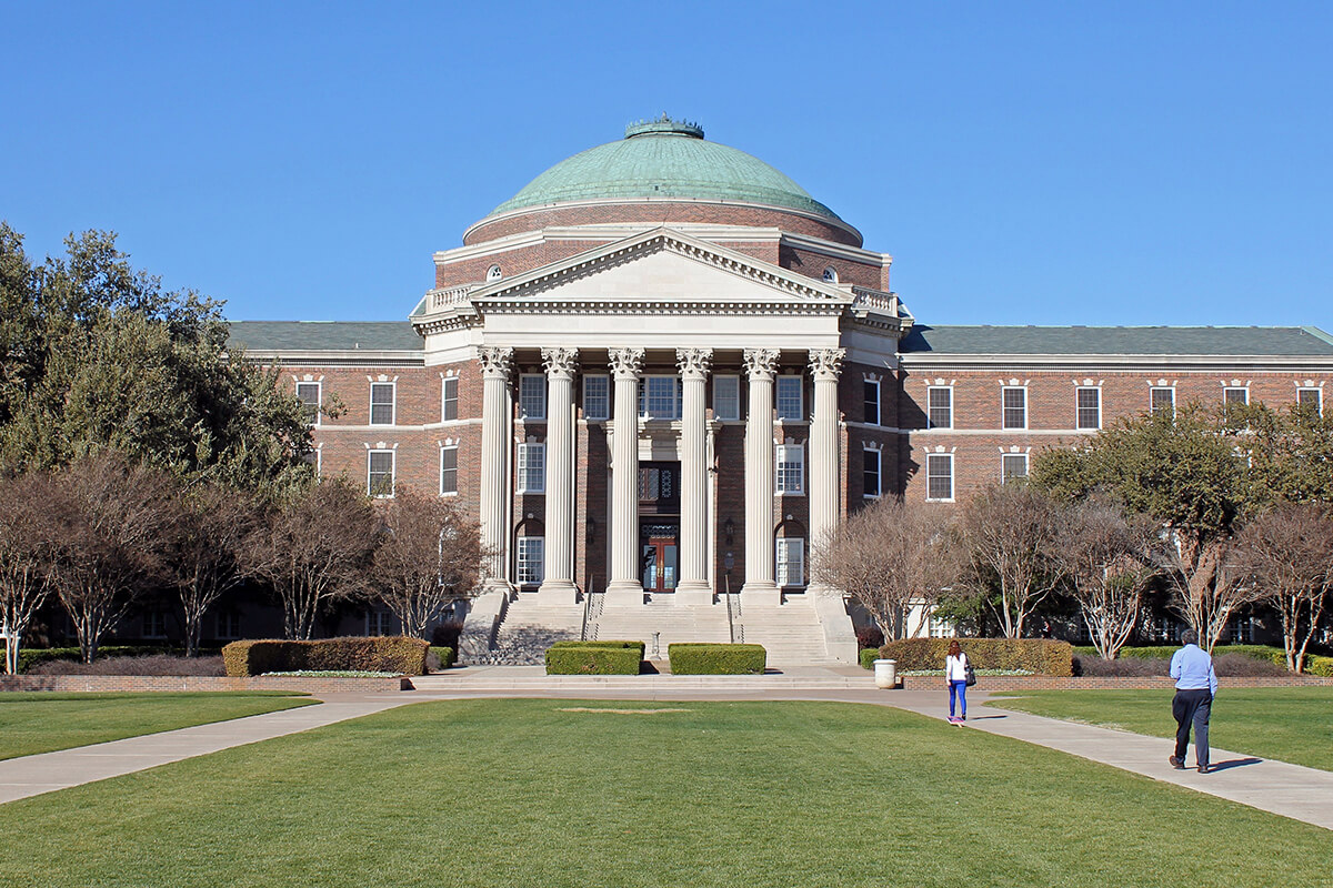 Una demanda sobre el control metodista unido de la Universidad Metodista del Sur en Dallas llegó a la Corte Suprema de Tejas. La Conferencia Jurisdiccional Surcentral de la Iglesia Metodista Unida presentó la demanda en 2019 después de que la junta directiva de la universidad votara para cambiar sus artículos de constitución sin la aprobación de la conferencia jurisdiccional. Foto cortesía de Wikimedia Commons, Creative Commons.