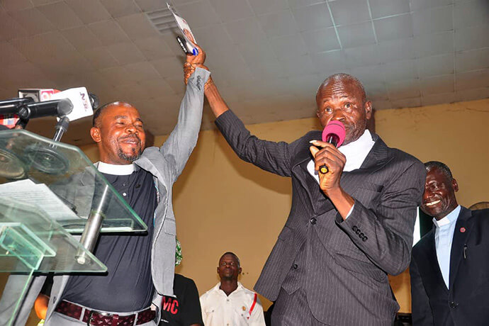 L'Évêque Ande I. Emmanuel est présenté lors d'un service célébrant son élection épiscopale à Jalingo, au Nigeria. Il a été élu évêque le 7 décembre lors de la Conférence Centrale de l'Afrique de l'Ouest au Ghana. M. Emmanuel s'efforce d'unir les méthodistes unis du Nigéria, qui compte désormais cinq Conférences Annuelles, dont la nouvelle Conférence du Sud. Photo par Ibrahim Babangida, UM News.