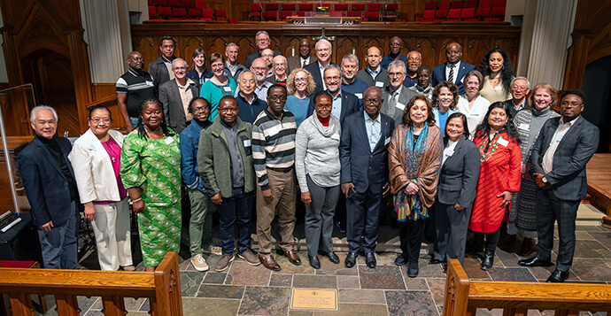 Les membres du Comité Permanent sur les Questions relatives à la Conférence Centrale se réunissent pour une photo de groupe au siège du United Methodist Board of Global Ministries à Atlanta. Photo par Adam Bowers, Global Ministries.