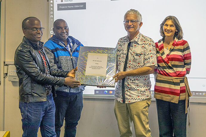 Larry e Jane Kies são reconhecidos durante uma cerimónia de despedida realizada na África University em Junho de 2024, quando o casal se reformou do seu trabalho missionário dos Ministérios Globais depois de servir no Zimbabué durante três décadas. Foto de cortesia do Gabinete dos Assuntos Públicos da África University.