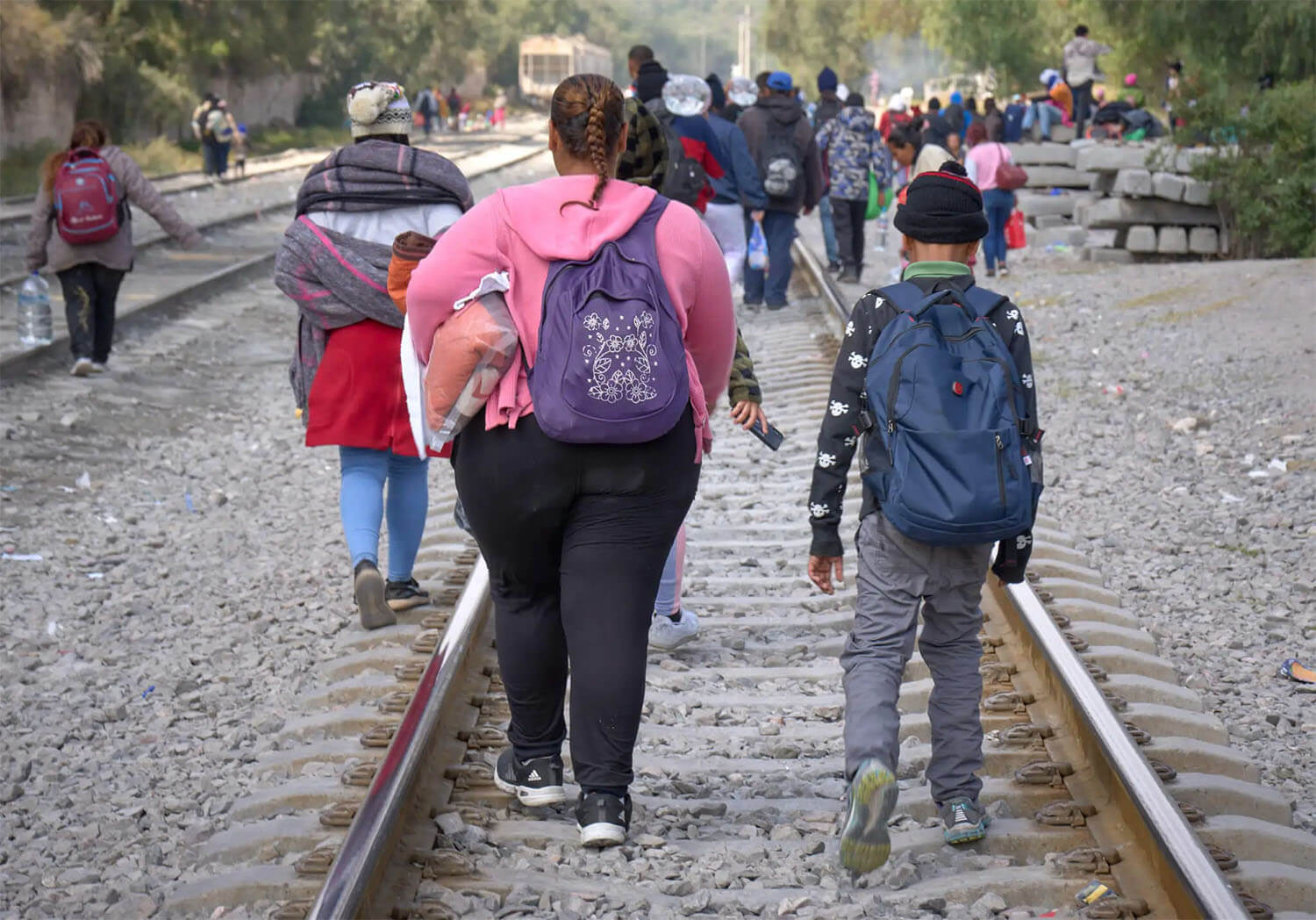 Migrantes caminham ao longo dos trilhos da ferrovia em Apaxco, México, onde um abrigo administrado pela Igreja Metodista do México fornece assistência aos migrantes. O abrigo é apoiado pela UMCOR. Foto: Paul Jeffrey, Life on Earth Pictures.
