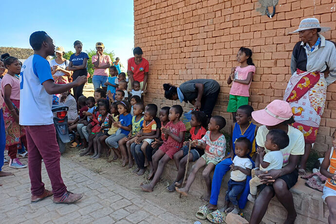 Heritiana prega para crianças e jovens em Andohatanjona, a poucos quilômetros da principal Igreja Local durante um passeio recreativo. Antananarivo, foto de Esdras Rakotoarivony.