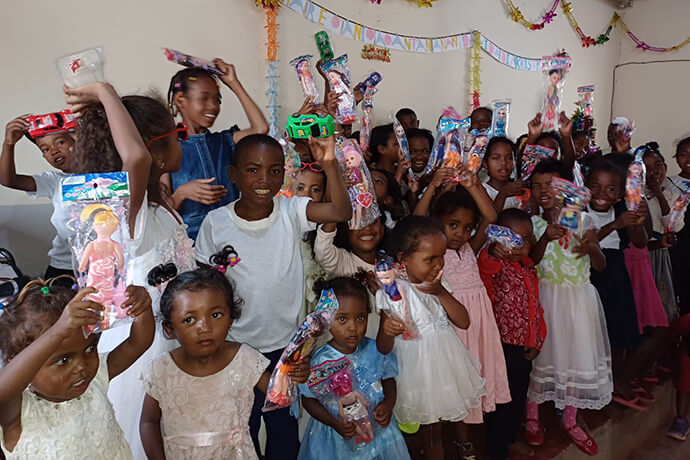Algumas crianças da Escola Dominical gritam de alegria após receberem seus presentes de Natal. Ambodifasika, foto de Esdras Rakotoarivony.
