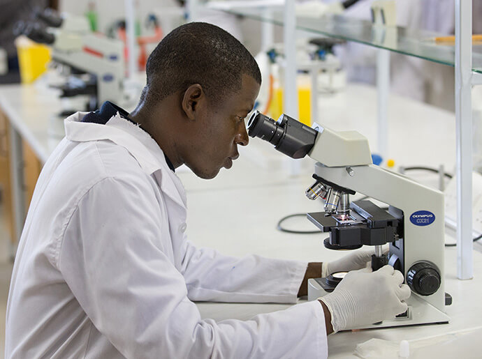 Un étudiant travaille dans un laboratoire de sciences à Africa University de Mutare, au Zimbabwe, en 2017. Photo d'archive de Mike DuBose, UM News.