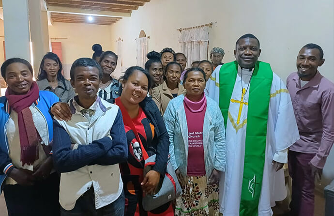 Le Révérend Éric Kalumba (deuxième à partir de la droite) pose avec les dirigeants de l'Église Méthodiste Unie d'Ambodifasika, à Ambodifasika, à Madagascar. Dès son arrivée l'année dernière, le Révérend Kalumba s'est mis au travail, réunissant le conseil de l'église pour écouter ses préoccupations et élaborer des stratégies visant à développer l'Église Méthodiste Unie à Madagascar. Photo par Esdras Rakotoarivony, UM News.