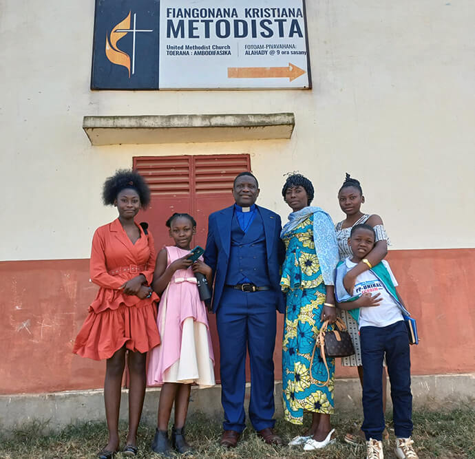 Le Révérend Éric Kalumba est photographié avec sa famille après leur premier service à l'Église Méthodiste Unie d'Ambodifasika, à Ambodifasika, Madagascar. Kalumba est un missionnaire Méthodiste Uni du Congo affecté à Madagascar. Photo par Esdras Rakotoarivony, UM News.