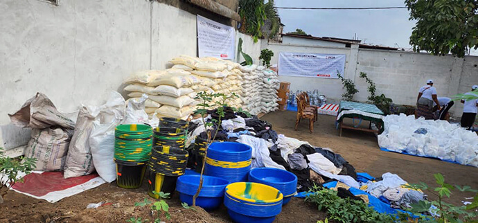 La Région Épiscopale du Congo Central de l'Église Méthodiste Unie a distribué 46 tonnes de nourriture et d'autres fournitures aux survivants des inondations dans la commune de Limete à Kinshasa, la capitale du Congo. "La responsabilité de l'Église est de prendre soin des âmes, mais aussi des corps", a déclaré l'Évêque Méthodiste Uni Daniel Lunge. Photo par le Révérend Fiston Okito, UM News.