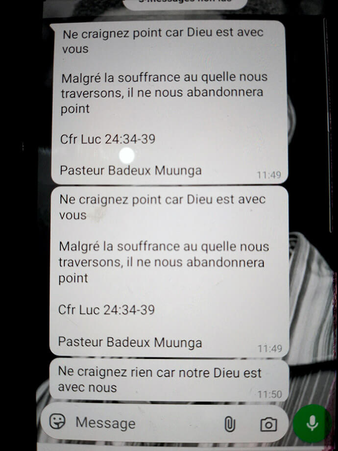 Dans tout l'Est du Congo, des paroles de réconfort sont échangées par le biais de messages WhatsApp qui contiennent des références bibliques et des rappels de la présence de Dieu dans les moments difficiles. Photo par Philippe Kituka Lolonga, UM News.
