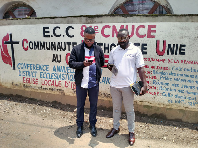 Jimmy Kasongo (à gauche), président de Jeunesse Pour Christ du Kivu, et Moise Mwango, coordinateur du groupe, se réunissent pour envoyer un message aux jeunes afin qu'ils reportent la célébration de la Journée de la Jeunesse du Kivu en raison de l'insécurité qui règne actuellement dans la région. Photo par Philippe Kituka Lolonga, UM News.