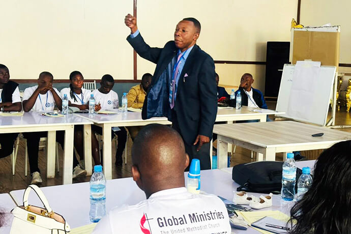 Au cours du séminaire de développement stratégique du leadership des jeunes dans la Conférence Centrale du Congo, Frido Kinkolenge, chargé de liaison pour la région Afrique, Global Mission Relationships, a mis l'accent sur les jeunes en tant qu'agents de Dieu et de la paix au sein de l'Eglise Méthodiste Unie. Photo par Judith Osongo, UM News.