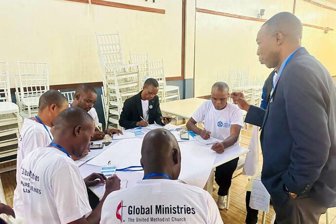 Frido Kinkolenge, chargé de liaison pour la région Afrique, Global Mission Relationships, dirige un groupe de réflexion sur les carrefours avec des jeunes lors du séminaire stratégique de développement du leadership des jeunes dans la Conférence Centrale du Congo. Photo par Judith Osongo, UM News.