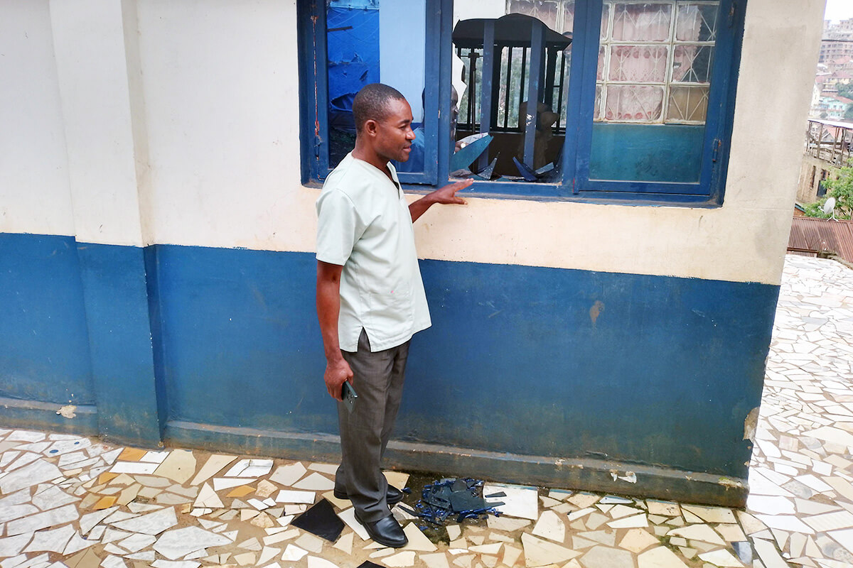 L'infirmier Franck Onamemba montre les vitres brisées du centre de santé Méthodiste Uni d'Irambo à Bukavu, au Congo. L'hôpital de l'église a été saccagé par des hommes armés durant le week-end du 14 au 16 février, alors que les combats entre les rebelles du M23 et les forces armées congolaises se poursuivent dans l'Est du Congo. Photo par Philippe Kituka Lolonga, UM News.