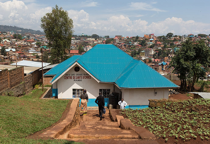L'extérieur du centre de santé Irambo de l'Église Méthodiste Unie à Bukavu, au Congo, est montré dans cette photo d'archive de 2015. L'hôpital de l'église a été vandalisé en février dans un contexte d'insécurité dans la région. Photo par Mike DuBose, UM News.