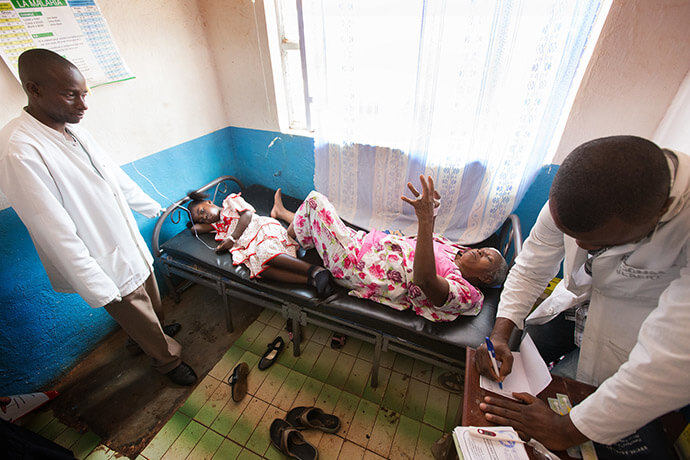 Gael Nonge (à gauche, sur le lit) partage un lit d'hôpital avec Margelitte Enanga au centre de santé Irambo de l'Église Méthodiste Unie à Bukavu, au Congo, sur cette photo d'archive de 2015. En février, l'hôpital a été la cible d'affrontements entre les rebelles du M23 et les forces armées congolaises. Photo par Mike DuBose, UM News.