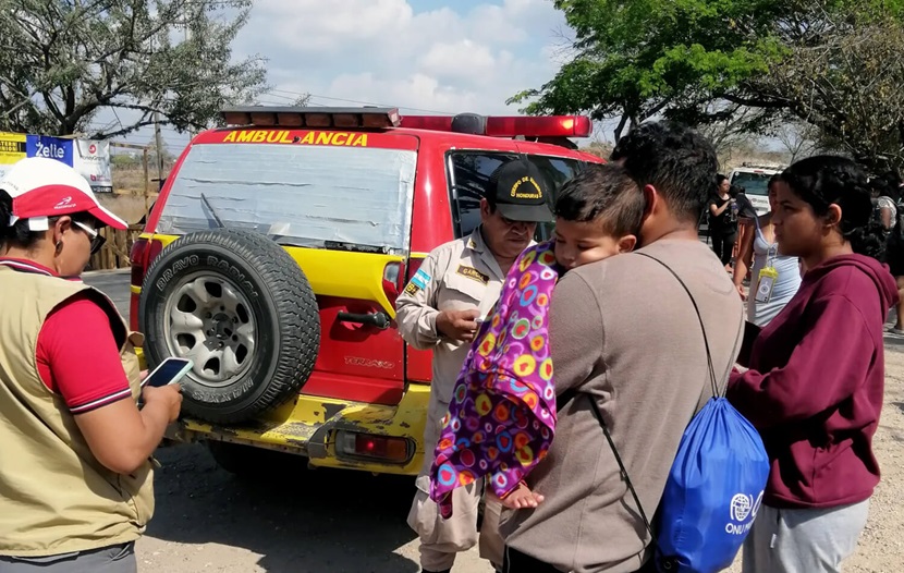 Familias migrantes esperan su turno para ser evaluadas en la clínica MMUH Danlí. Foto cortesía de la Misión Metodista Unida en Honduras.