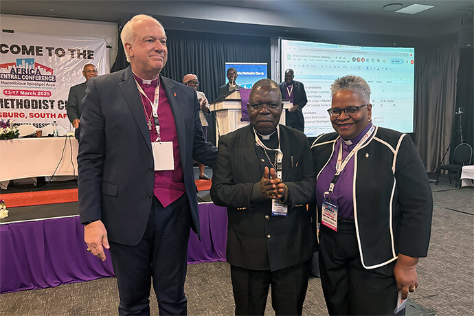 O Rev. Moisés Bernardo Jungo (centro) posa para uma foto com os bispos Thomas Bickerton e LaTrelle Easterling após ser eleito bispo na Conferência Central da África em Joanesburgo. Bickerton e Easterling estão representando o Conselho dos Bispos na Conferência Central. Foto de Eveline Chikwanah, Notícias MU.